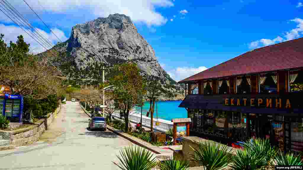 Набережная Нового Света с видом на гору Сокол