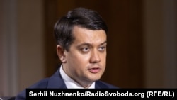Раніше спікер запросив народних депутатів фракції «Слуга народу» на зустріч 4 жовтня, «щоб обговорити його «незадовільну» роботу за два роки на посаді голови парламенту»