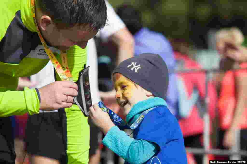 Со­чи является од­ним из пос­ледних го­ро­дов в России, где зак­ры­ва­ет­ся лет­ний лег­ко­ат­ле­ти­чес­кий се­зон. В городе до сих пор от­но­си­тель­но теп­ло и сол­нечно.