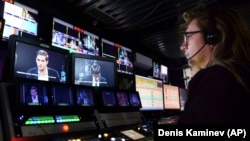 Журналист в студии телеканала "Дождь" в Москве, август 2021 г.