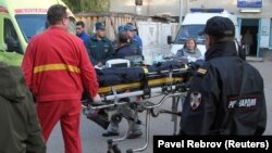 Медики транспортують поранених внаслідок нападу в Керчі, 18 жовтня 2018 року