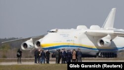 23 квітня Ан-225 «Мрія» доставив до України з Китаю черговий медичний вантаж, який зустрічав президент Володимир Зеленський
