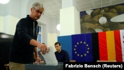 Люди голосують на виборах у Берліні, 24 вересня 2017 року