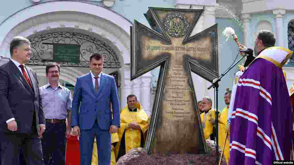 Президент України Петро Порошенко (ліворуч) під час відкриття пам’ятного знаку «Козацький хрест борцям за волю України» на території Свято-Воскресенського кафедрального собору Сумської єпархії Української православної церкви Київського патріархату. Суми, 12 липня 2017 року
