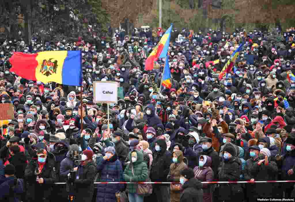 У столиці Молдови Кишиневі близько 20 тисяч людей вийшли на демонстрацію на підтримку обраної президентки країни, проєвропейської діячки Маї Санду, вимагаючи відставки уряду країни і дострокових парламентських виборів. На фото:&nbsp;Прихильники обраної президентки Молдови Маї Санду під час мітингу біля будинку Уряду в Кишиневі, 6 грудня 2020 року