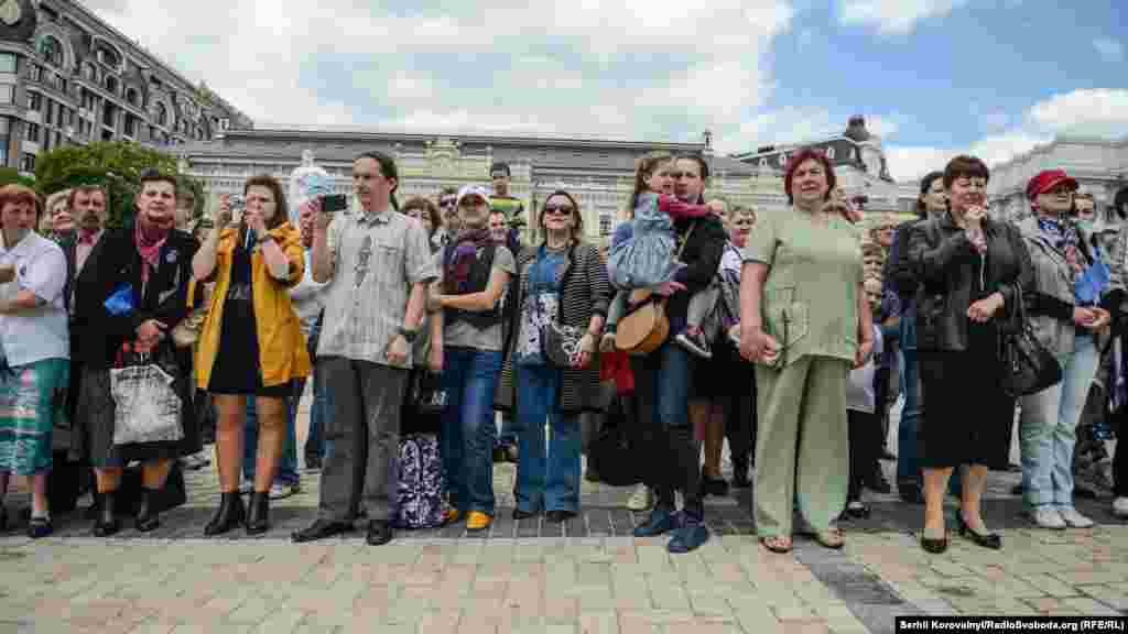 Кияни та гості столиці слухають оркестр