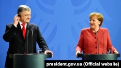 Президент України Петро Порошенко і канцлер Німеччини Ангела Меркель. Берлін, 12 квітня 2019 року