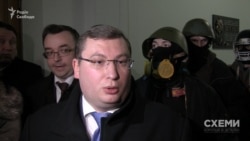 Голова апарату ОП Олексій Дніпров уникнув люстрації, бо обіймав «особливу» посаду в міністерстві Табачника : «заступник міністра – керівник апарату», а люстрації підлягають тільки особи, що були просто «заступниками міністра»