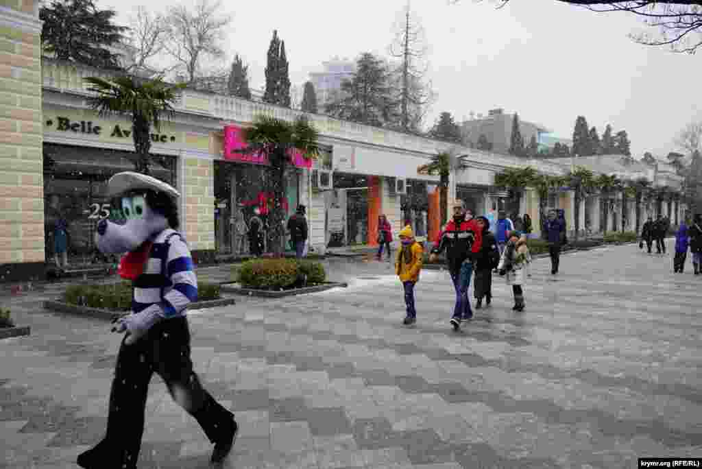 И вообще всех подряд - приезжих на новогодние праздники и каникулы в Ялту издалека, здешних продавцов сладостями, вездесущих аниматоров - в тот предрождественский день изрядно припорошило снегом. 