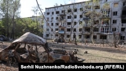 Спорожнілі вулиці Добропілля: як живе місто біля фронту (фоторепортаж)