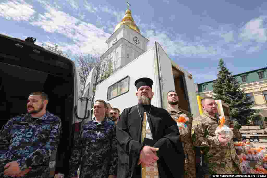 Освячення великодніх пасок на подвір’ї Свято-Михайлівського Золотоверхого собору у Києві, 17 квітня 2025 року