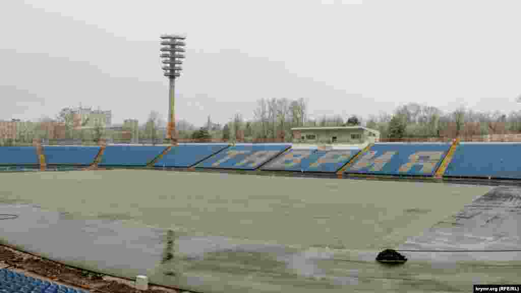 Когда-то симферопольский стадион «Локомотив» был одним из лучших футбольных полей на территории бывшего Советского Союза. В прошлом году российские власти города начали  его реконструкцию 