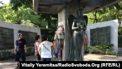 Архітектурний ансамбль «Парк Миру»: пам’ятники дівчинці, яка в результаті вибуху захворіла лейкемією, та, щоб вижити, складала з паперу журавликів-орігамі. Діти й дорослі приносять свої орігамі протягом понад 70 років як символ прагнення до миру та любові до життя.