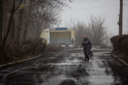 У селищі багато військових, на фото – черговий на КПП до позицій ЗСУ