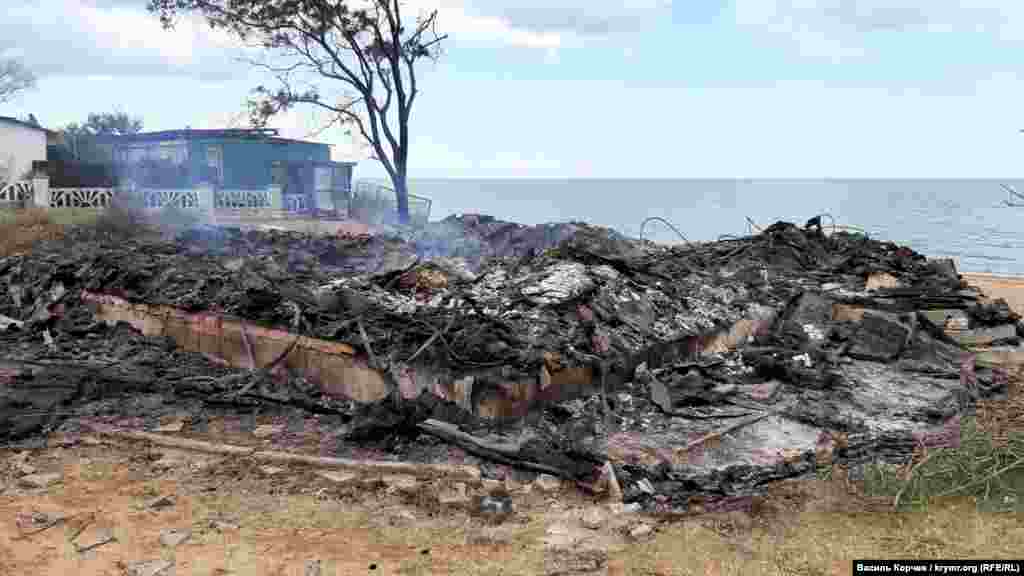 После российской аннексии Крыма пансионаты в Курортном начали приходить в упадок. Один из них – бывший пансионат Приморского завода стройматериалов. 2 июня на территории пансионата полностью выгорело двухэтажное здание