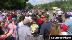 Собравшиеся гости Сабантуя у входа на площадку