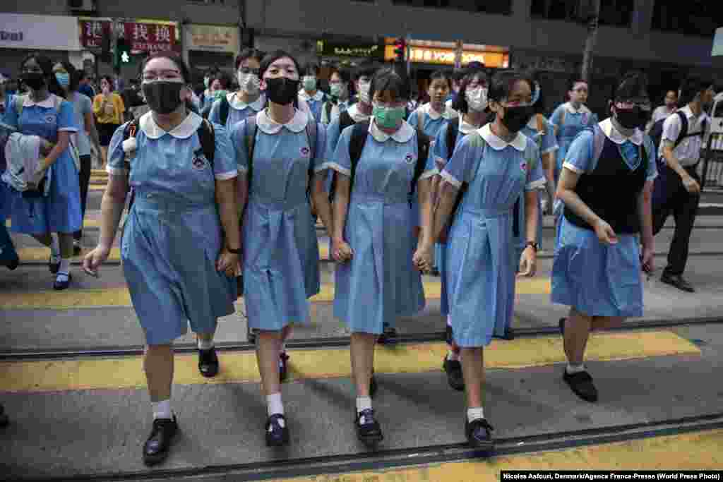 Студенти переходять вулицю дорогою до школи після участі у шкільному зібранні «людського ланцюга» в Гонконзі, 12 вересня 2019 року. Середні школи в Гонконзі стали останнім ідеологічним полем для боротьби за демократію. Тисячі учнів беруть участь в  акціях від початку нового навчального року. Перше місце в категорії «Загальні новини», фотоісторії – Ніколас Асфурі, агенція «Франс-Прес»