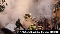 Рятувальники на місці російського ракетного удару по Києву, 28 серпня 2025 року