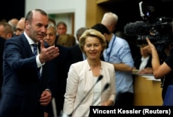 Урсула фон дер Лаєн після того, як у Брюсселі її номінували на посаду голови Єврокомісії (зліва інший кандидат – Манфред Вебер)