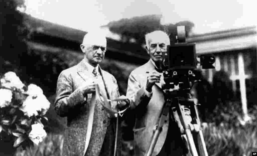 Основатель Eastman Kodak Джордж Истман (слева) и Томас Эдисон позируют со своими изобретениями в декабре 1919 года. Эдисон изобрел кинооборудование, а Кодак – рулонную пленку и коробку с камерой, которые положили основу киноиндустрии