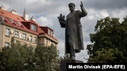 Памятник маршалу Ивану Коневу до его демонтажа в 2020 году