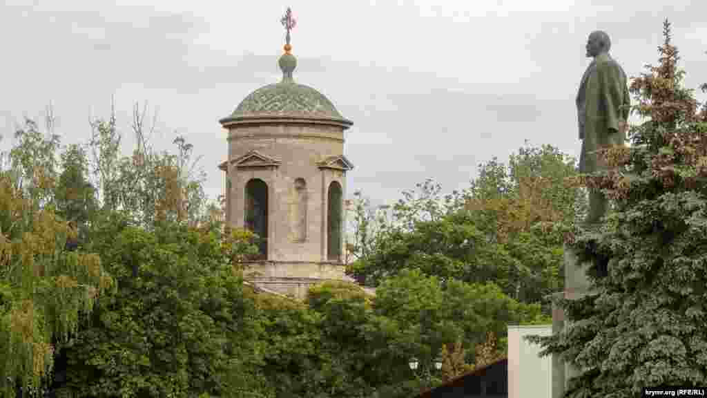 Колокольня церкви Иоанна Предтечи в Керчи. Этот храм – один из старейших в Европе, он был построен в восьмом веке нашей эры. Внутри церкви до сих пор сохранились древние мраморные колонны, к которым приходится спускаться по старинным мраморным ступеням  