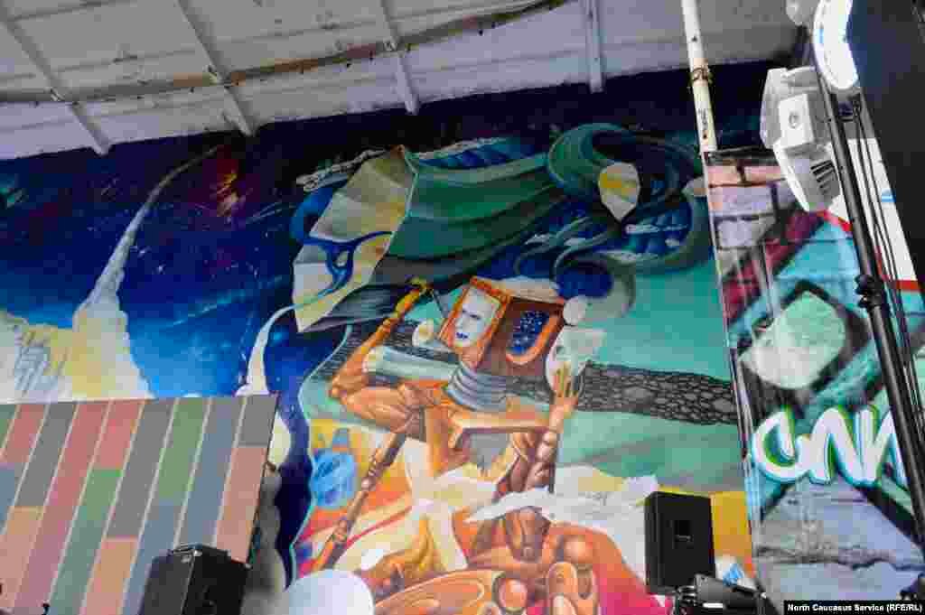 А на сцене – двуликий робот