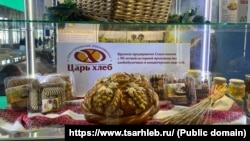 Стенд с продукцией севастопольского завода "Царь хлеб" на российской выставке "Золотая осень", 2021 год
