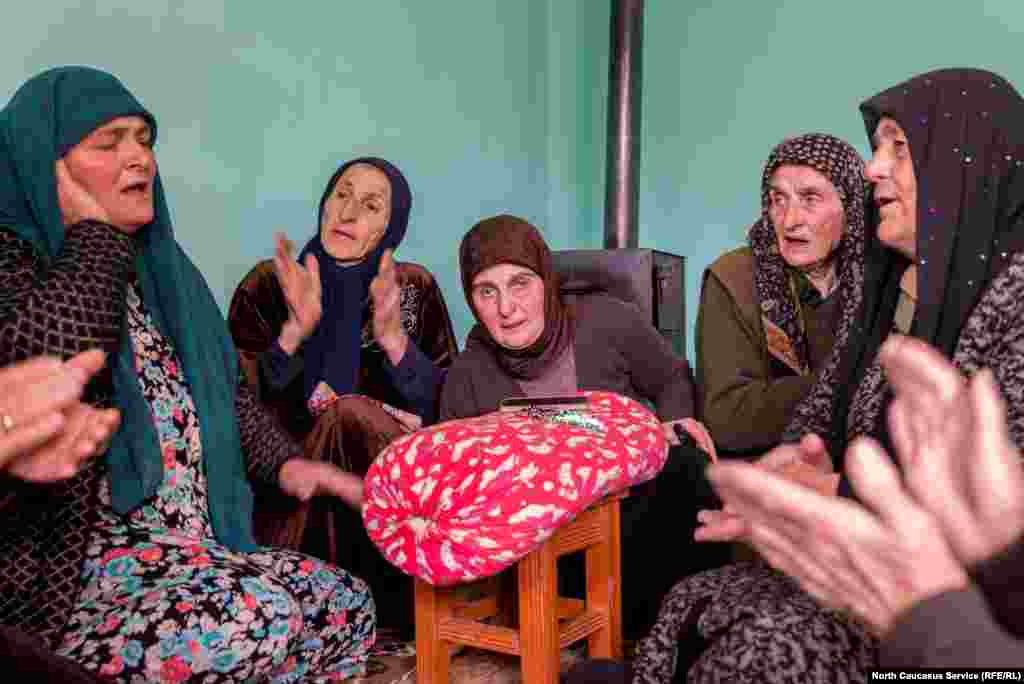 В большинстве вирдов мужские и женские зикры проводятся раздельно, причем женские – гораздо реже. В Панкисском ущелье Грузии женский зикр кистинок пользуется популярностью у туристов.