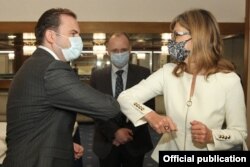 Міністр закордонних справ Македонії Буяр Османі та міністерка закордонних справ Болгарії Катерина Захарієва на зустрічі в Софії минулого місяця, 9 жовтня