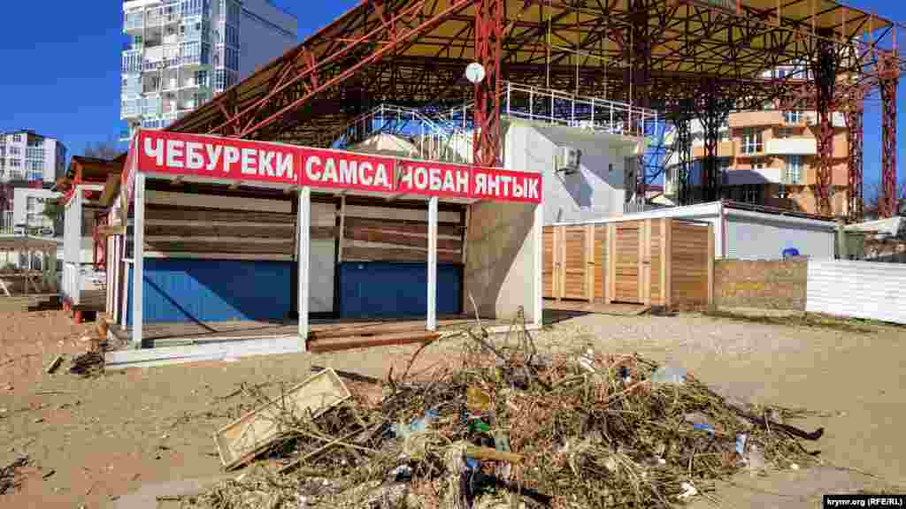 Крымский эколог Маргарита Литвиненко отметила, что в Севастополе, в частности, под «улучшением» пляжей к курортному сезону имелось ввиду значительно возросшее количество различных торговых павильонов. Это, в свою очередь, влияет на чистоту пляжей На фото: пляж в селе Орловка под Севастополем, 10 марта