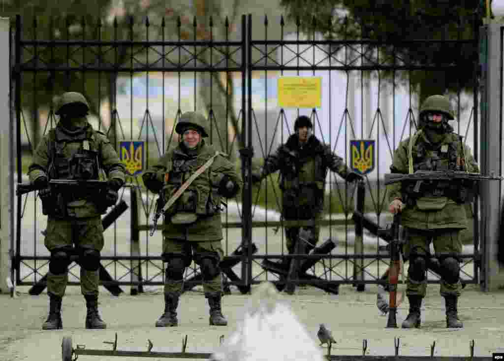 Військову частину в селі Перeвальне продовжують блокувати російські солдати. Українські військові відмовляються зраджувати присязі, 19 березня 2014 року