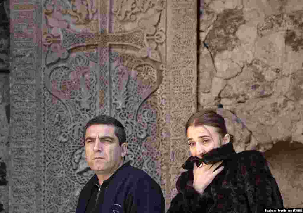 Подружжя проходить перед хачкарами монастиря