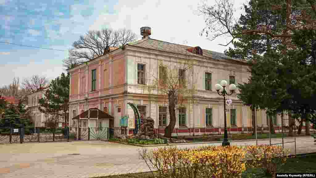 Главный вход в детский санаторий «Приморский»