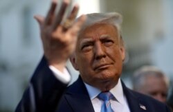 «Що стосується TikTok, то ми заборонимо їх у США», – сказав Трамп журналістам, пояснюючи свою позицію занепокоєннями з приводу того, що соцмережа може бути інструментом китайської розвідки