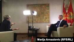 Urednica RSE Sabina Čabaravdić u razgovoru sa crnogorskim premijerom Milom Đukanovićem