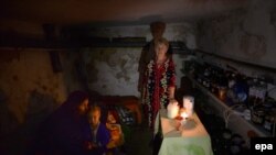 Импровизированное бомбоубежище в подвале жилого дома. Славянск, 25 июня 2014 года