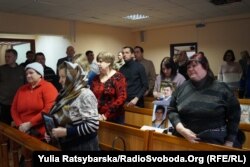Люди прийшли до судової зали з портретами рідних, яких втратили