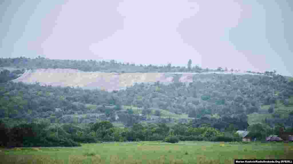Вигляд на непідконтрольну Україні територію поблизу Горлівки. З насипів, які видніються на горизонті, проросійські бойовики ведуть вогонь по українській армії.  Село Зайцеве, 3 червня 2016 року ДИВИТИСЬ ФОТОГАЛЕРЕЮ