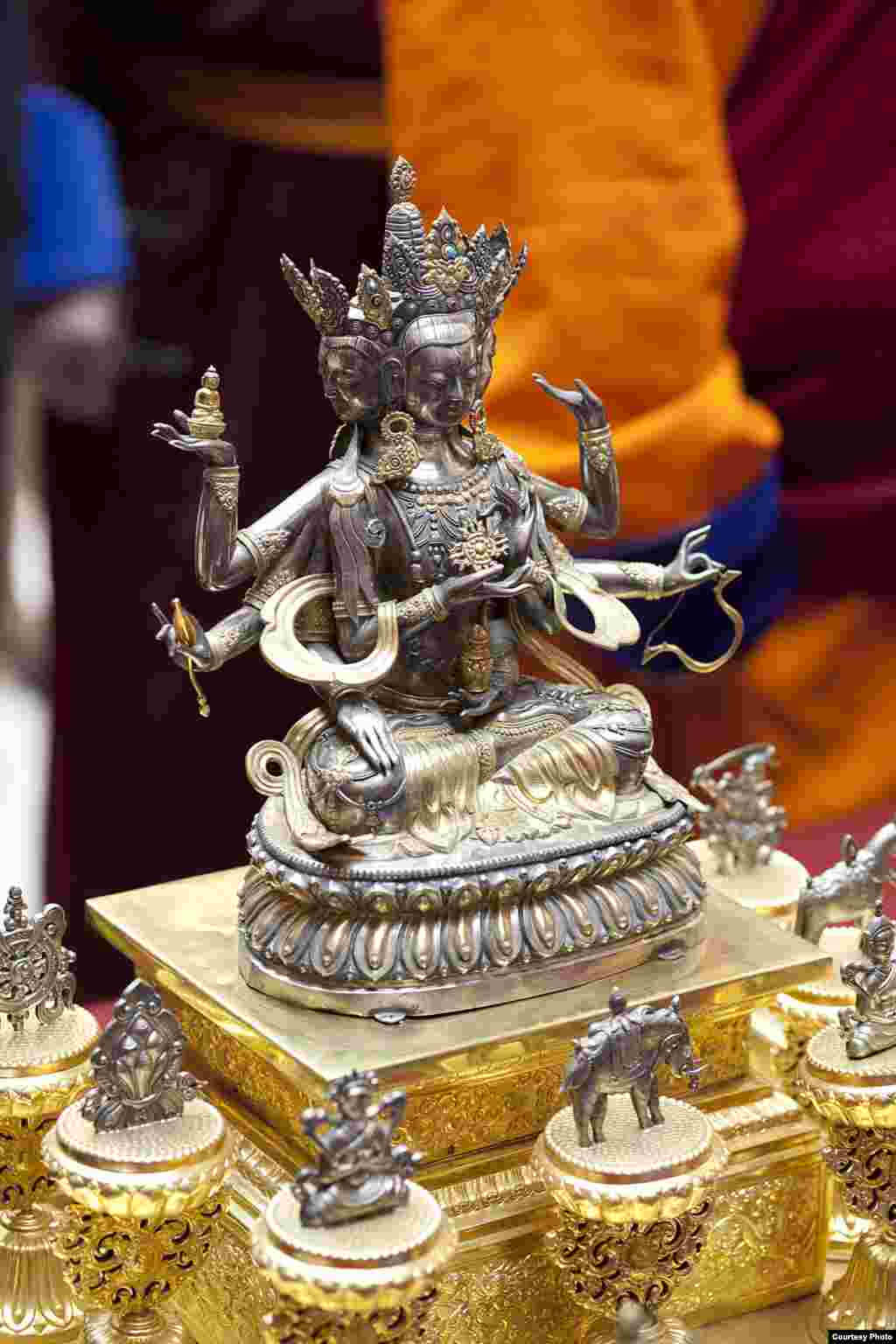 Ушнишавиджая, серебряная статуэтка с позолотой и инкрустацией из цветного стекла. Подарок цесаревичу Алексею.   