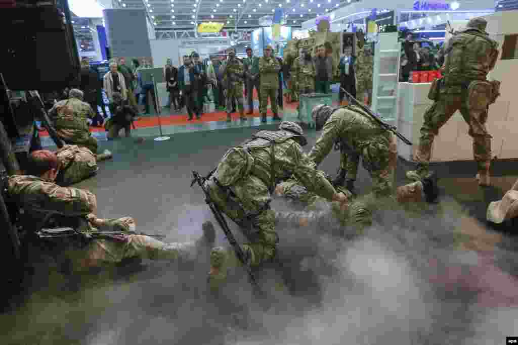 Показовий виступ одного зі спецпідрозділів під час міжнародної виставки «Зброя та безпека 2016», Київ, 12 жовтня 2016 року ДИВИТИСЬ ФОТОГАЛЕРЕЮ