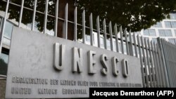 Логотип ЮНЕСКО на штаб-квартирі організації