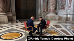 Владимир Зеленский (справа) и Дональд Трамп во время встречи в соборе Святого Петра в Риме, 26 апреля 2026 года