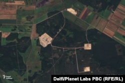 Satelitski snimak kompanije Planet Labs od 31. augusta prikazuje četiri odvojene zone izgradnje na lokaciji blizu sela Paulauka u Bjelorusiji, 60 kilometara južno od Minska, povezane novim putevima.