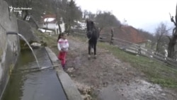 Jedina djevojčica u planinskom selu Jedina djevojčica u planinskom selu