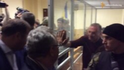 Суд над Єфремовим. Добкін тягне руку через скло Суд над Єфремовим. Добкін тягне руку через скло