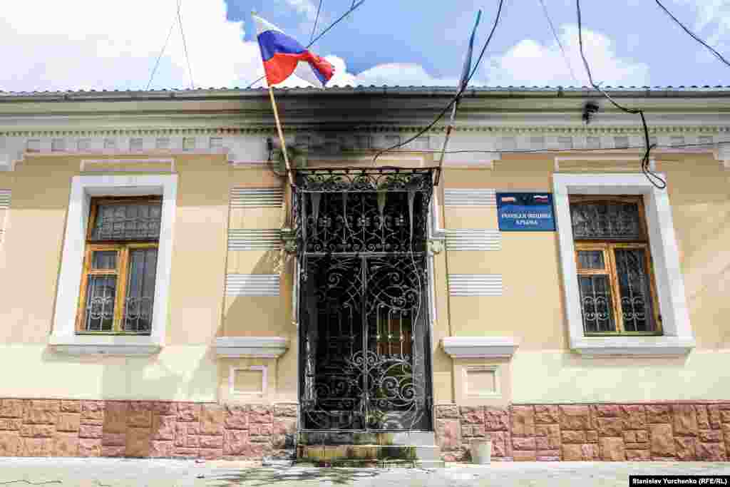 Офис «Русской общины Крыма» после попытки поджога, в котором обвинили Олега Сенцова и Александра Кольченко, 14 апреля 2014 года