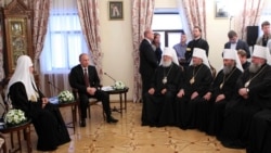 Довоєнна фотографія, Київ, Києво-Печерська лавра, 27 липня 2013 року. Московський патріарх Кирило (ліворуч), президент Росії Володимир Путін (другий зліва), а напроти учасники синоду УПЦ (Московського патріархату), серед яких митрополит Онуфрій (другий справа)