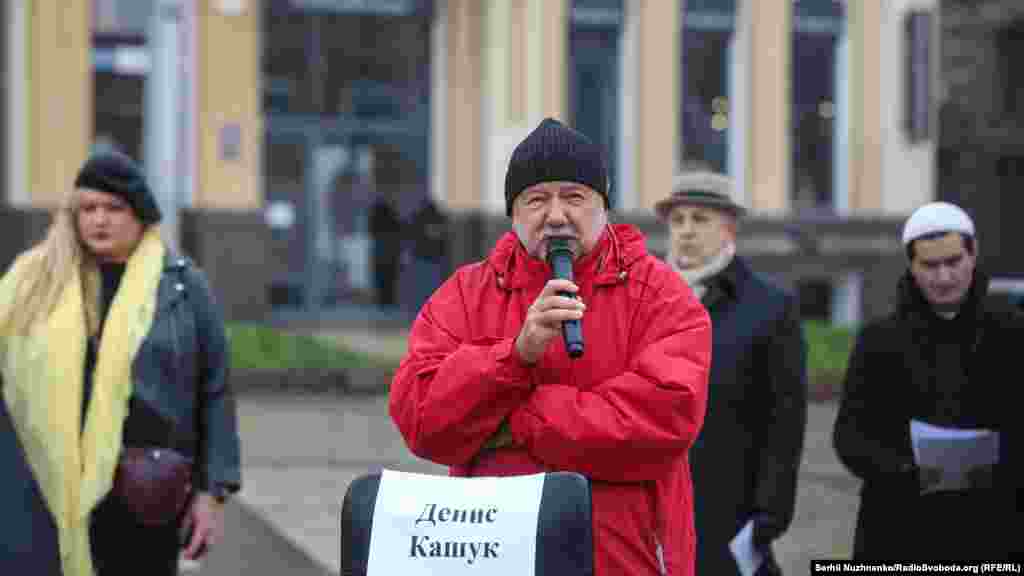 «Признал вину из-за страха за родных», – напишут о Денисе Кашуке. В декабре 2019 года российские силовики задержали Кашука. ФСБ инкриминирует ему две статьи – 222 и 222.1 Уголовного кодекса России («незаконное приобретение, передача, сбыт, хранение, перевозка или ношение оружия, его основных частей, боеприпасов»). Судья подконтрольного России Армянского городского суда Лариса Лихачева осудила симферопольца Дениса Кашука к трем годам и восьми месяцам колонии общего режима. У стула Кашука стоит украинский писатель, журналист и киносценарист Андрей Курков