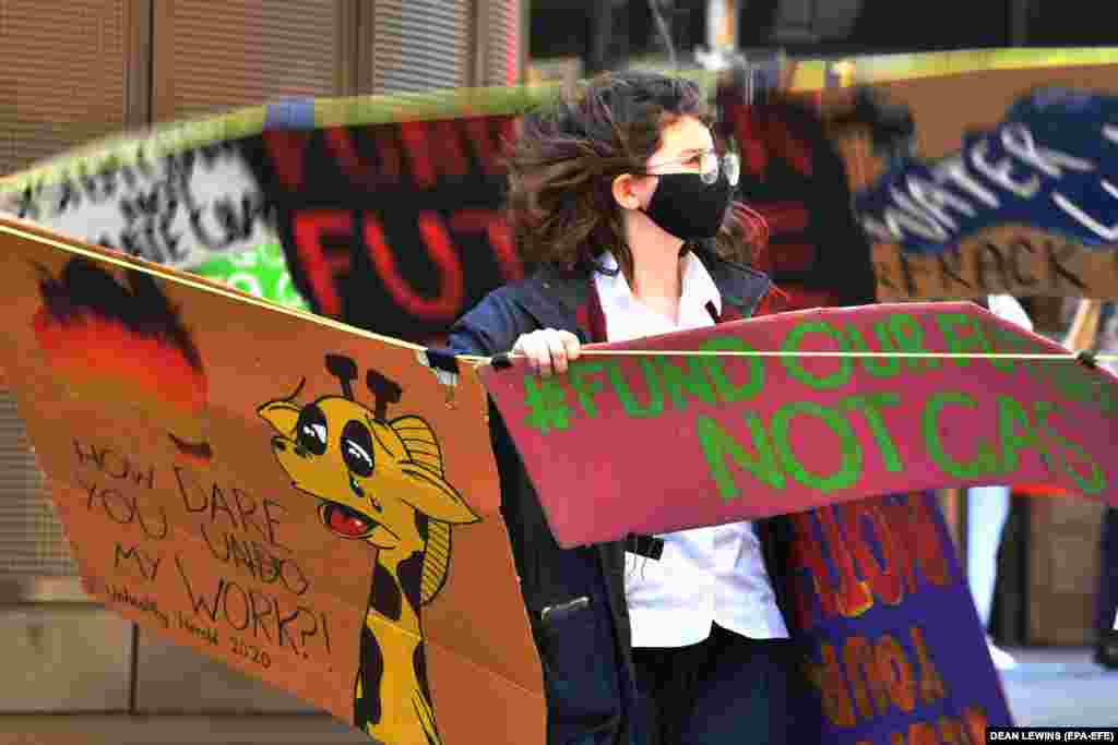 В Австралії тисячі студентів взяли участь приблизно в 500 невеликих зборах і онлайн-протестах, вимагаючи інвестицій у відновлювальні джерела енергії і виступаючи проти фінансування газових проєктів. На фото: Дівчина на акції «Фінансуйте наше майбутнє, а не газ» у Сіднеї